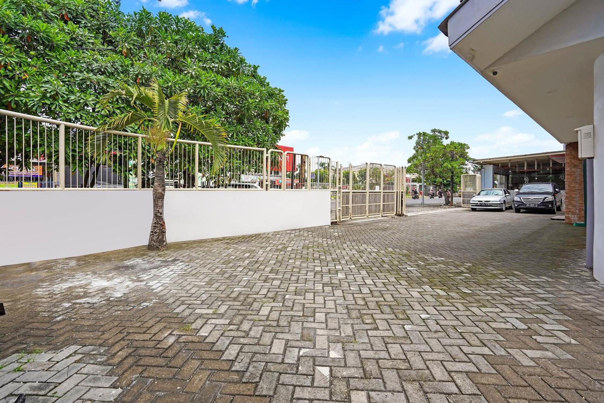 Capital O 90888 Bintang Diponggo Residence Surabaia Exterior foto